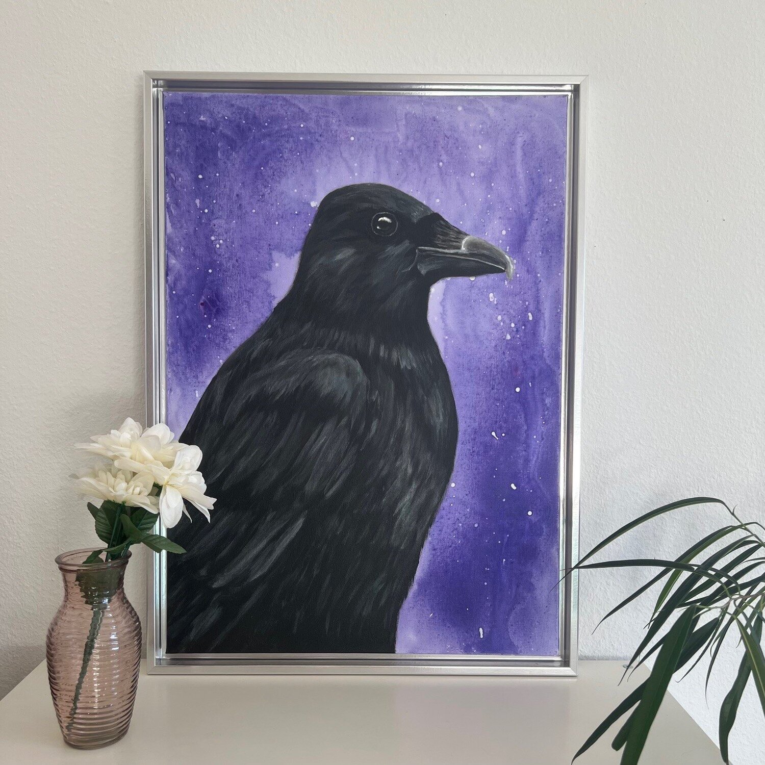 Mystische Rabenkrähe mit violetter Aura, Gemälde von Teresa Heitz